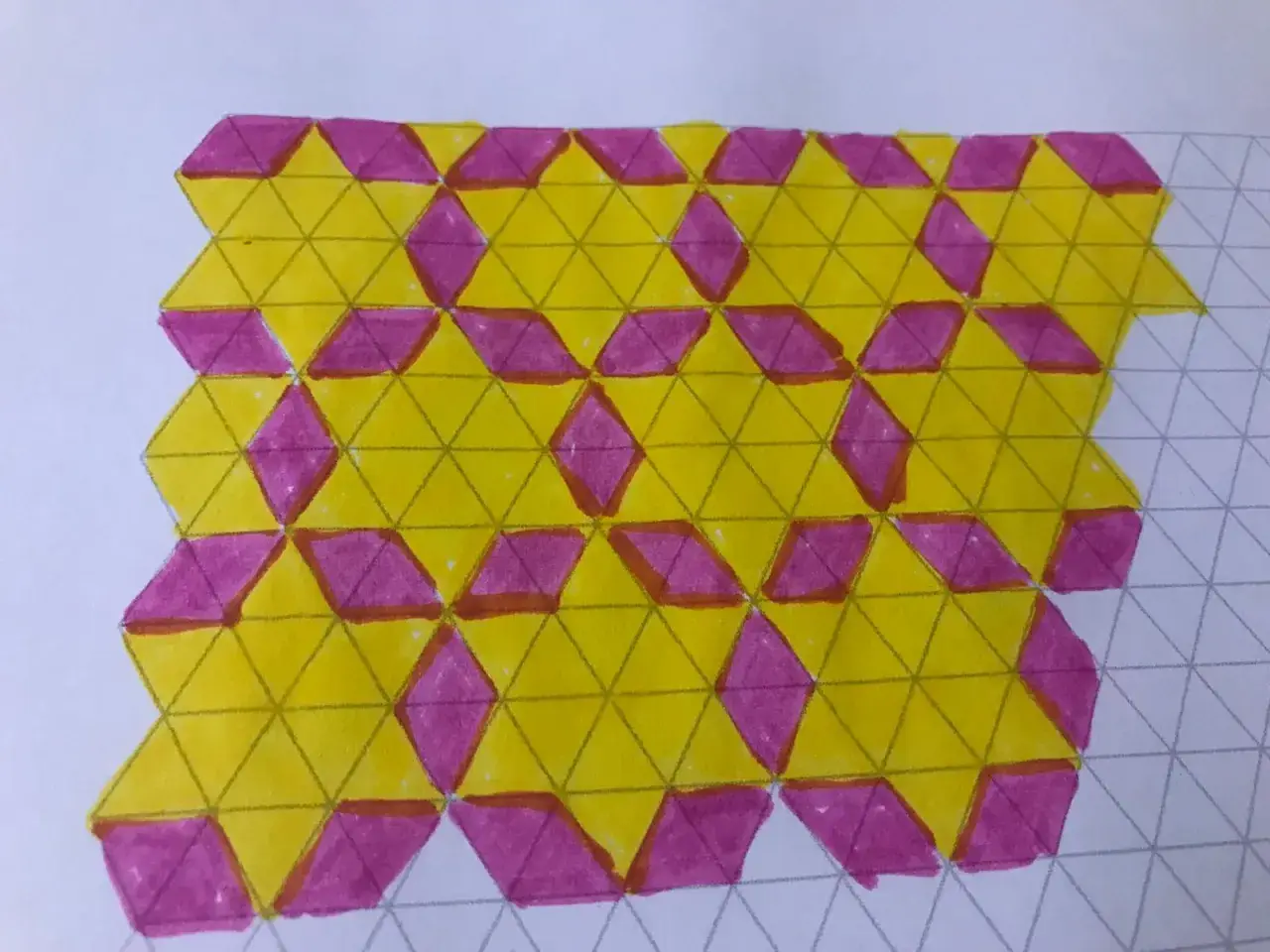 Tassellazioni scuola primaria: un pattern di triangoli gialli e rombi viola su carta a quadretti, un esercizio di geometria creativa.